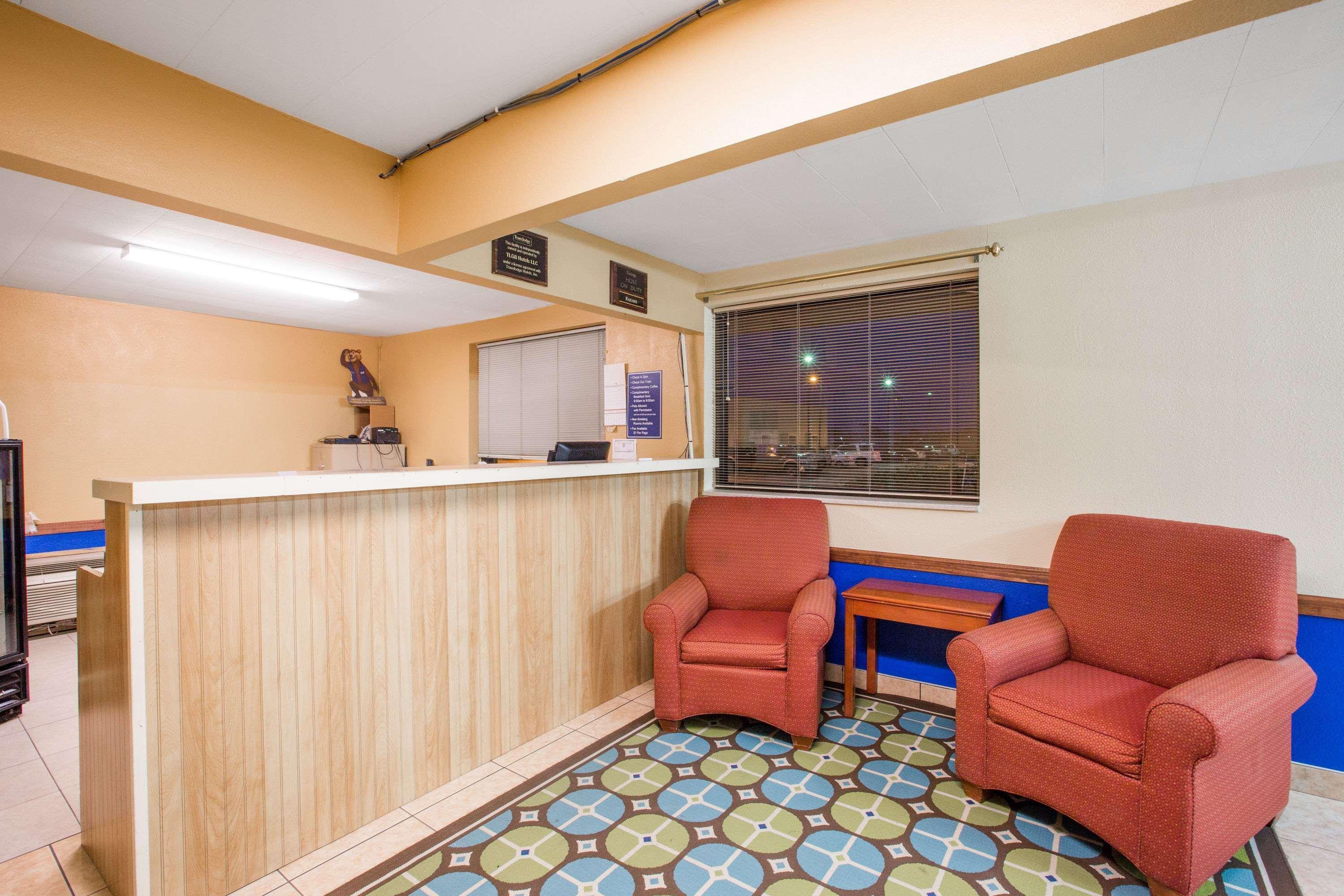 Travelodge By Wyndham Great Bend Экстерьер фото